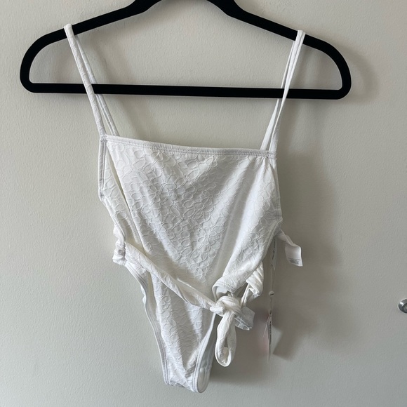 Cupshe x Jojo Fletcher White Floral Swimsuit - Picture 1 of 5